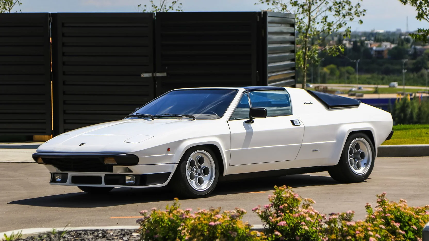 サミットインターナショナル  ユリコシルエット 1976 Lamborghini Silhouette prototype sold by Rayda Sinni — The